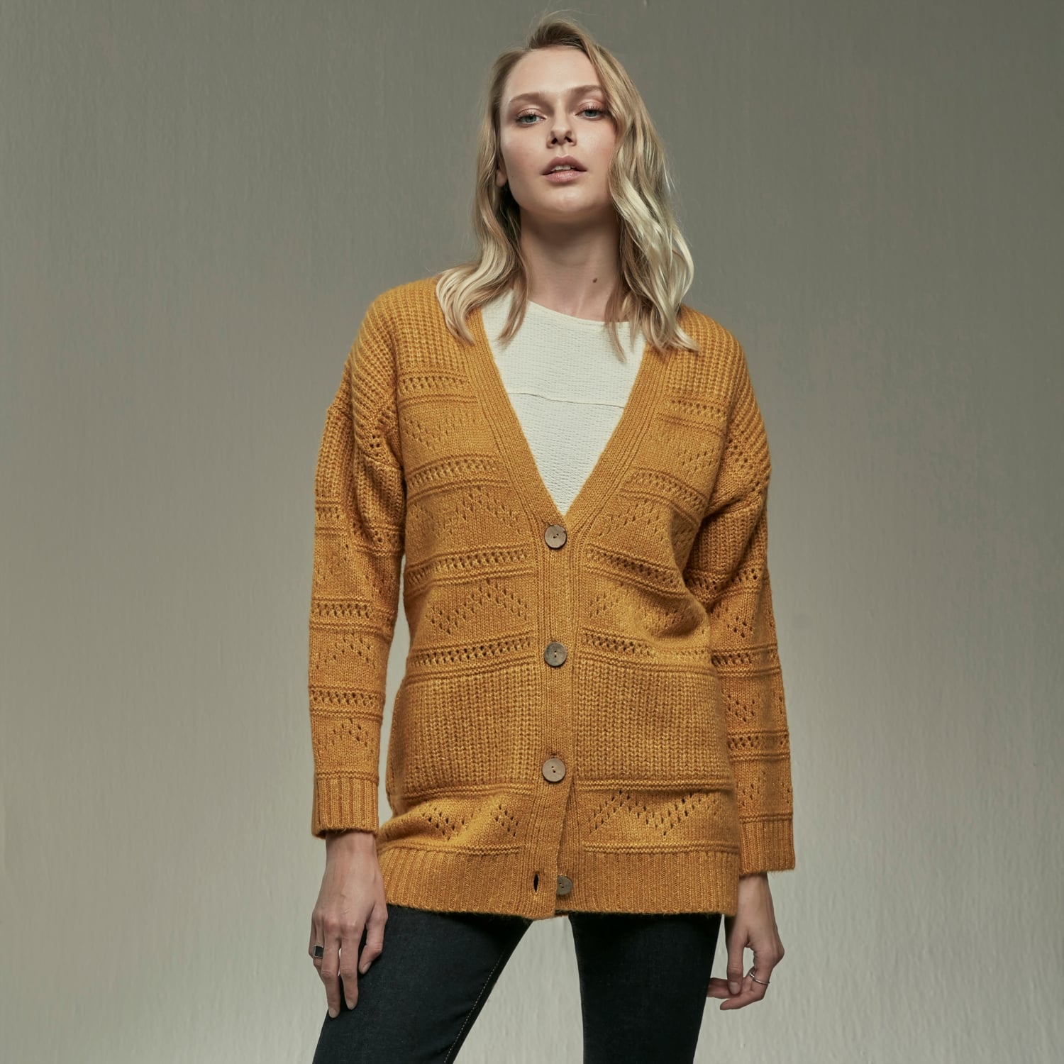 DELİKLİ V YAKA ÖRME HIRKA