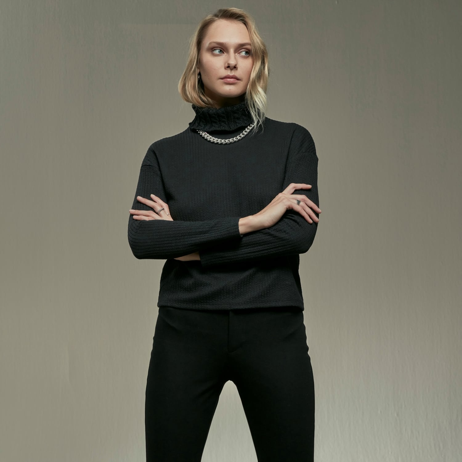 DİK YAKA ÖRGÜ DETAYLI SWEATSHIRT