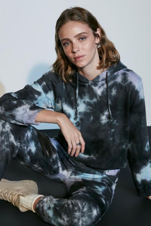  ÇOK RENKLİ BATİK DESENLİ JOGGER EŞOFMAN