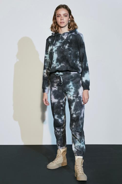  ÇOK RENKLİ BATİK DESENLİ JOGGER EŞOFMAN