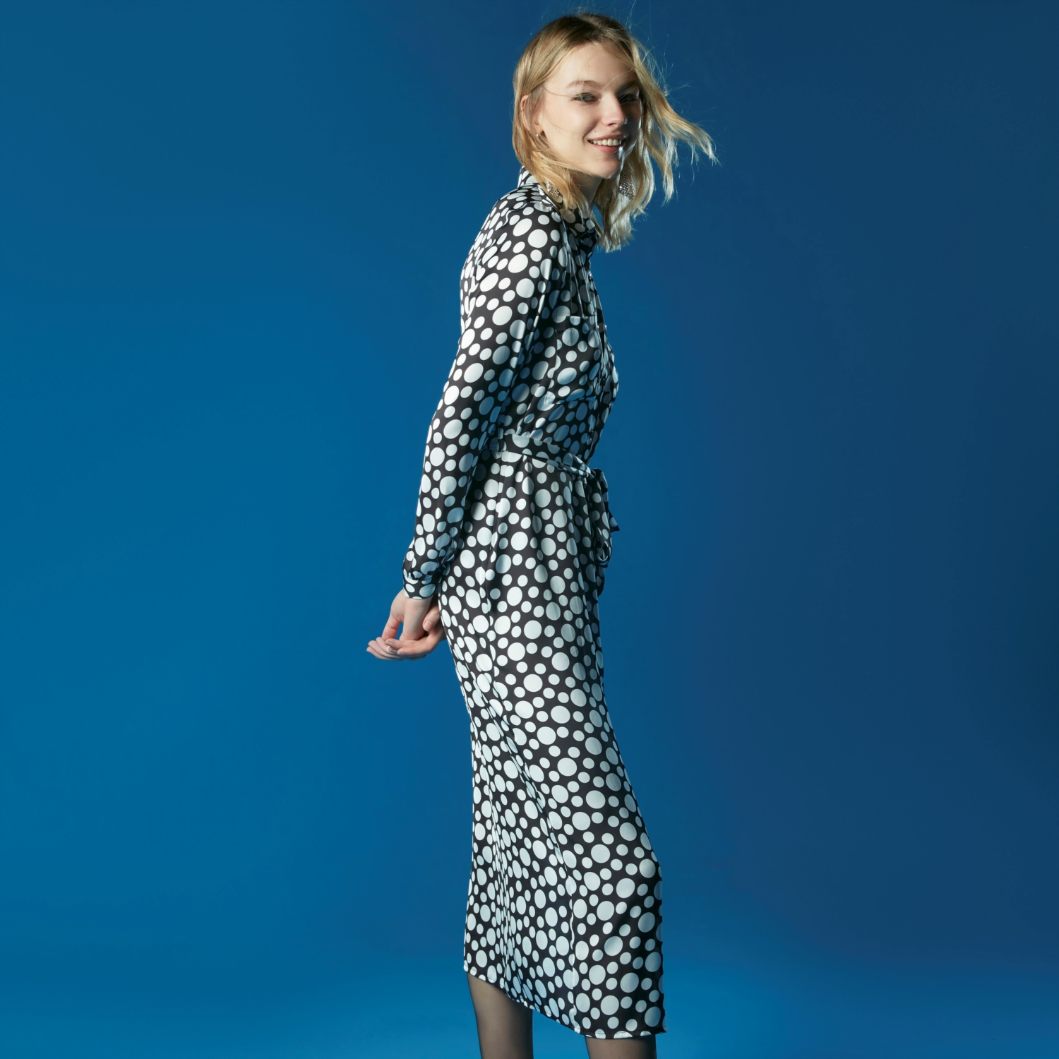 PUANTİYE DESENLİ UZUN KOLLU MİDİ GÖMLEK ELBİSE