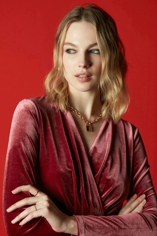  KRUVAZE YAKA KADİFE MİNİ KLOŞ ELBİSE