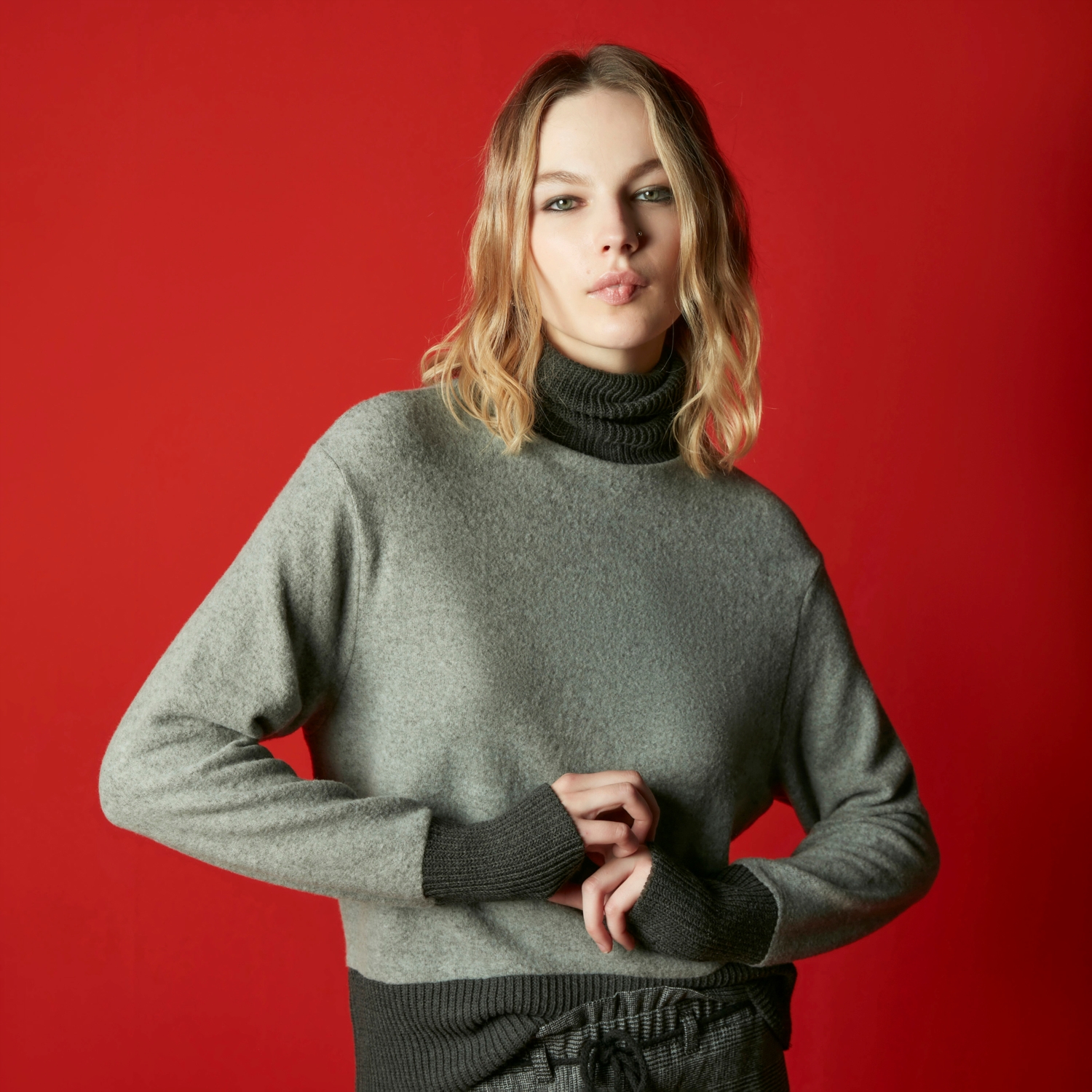 DİK YAKA SWEATSHIRT