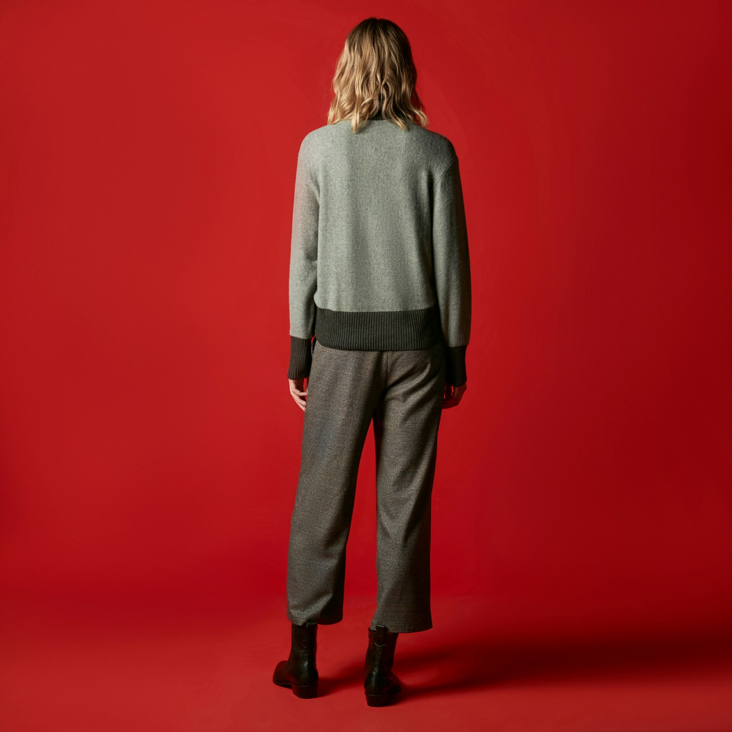 DİK YAKA SWEATSHIRT