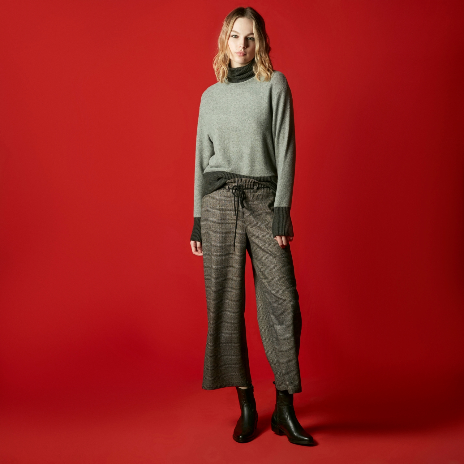 DİK YAKA SWEATSHIRT