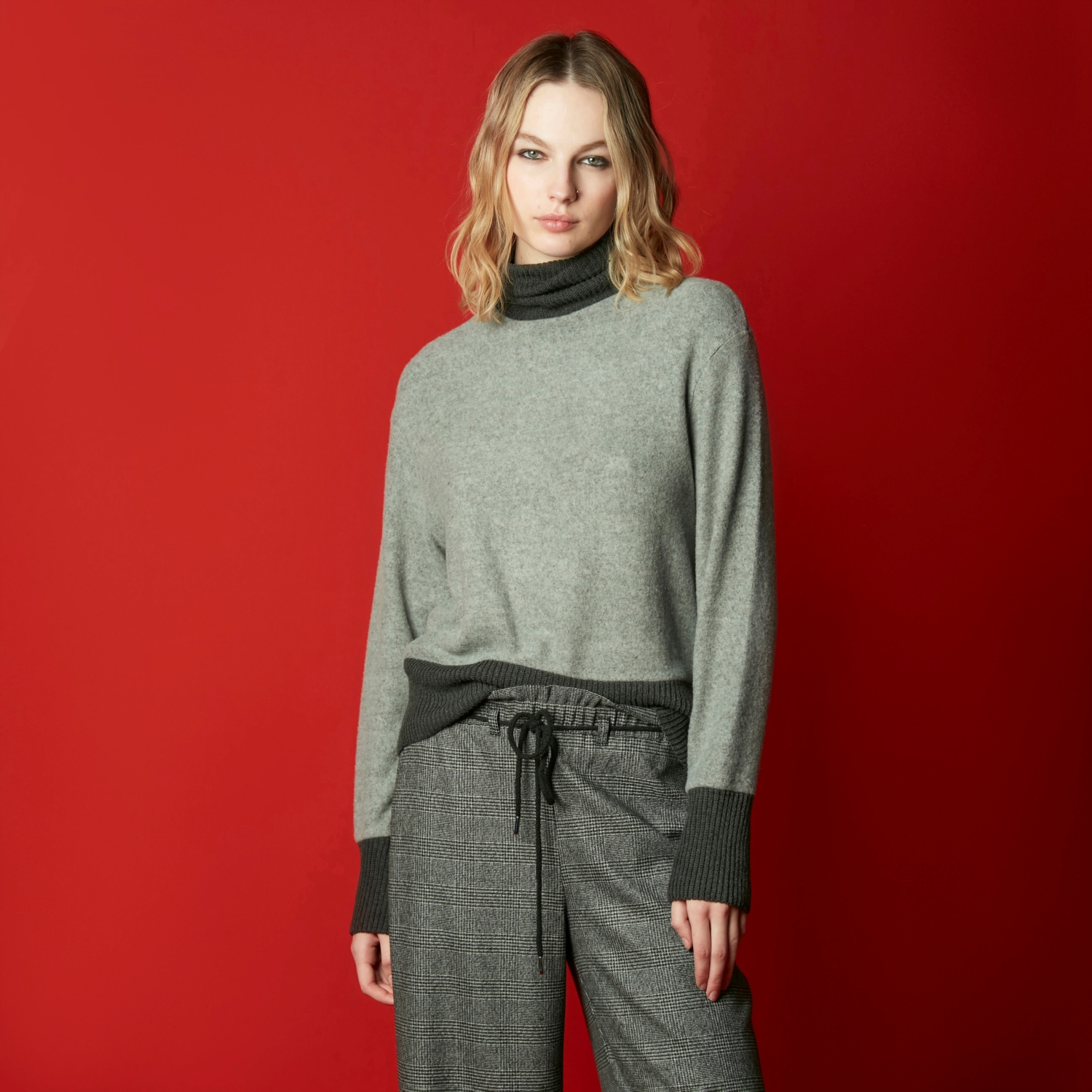 DİK YAKA SWEATSHIRT