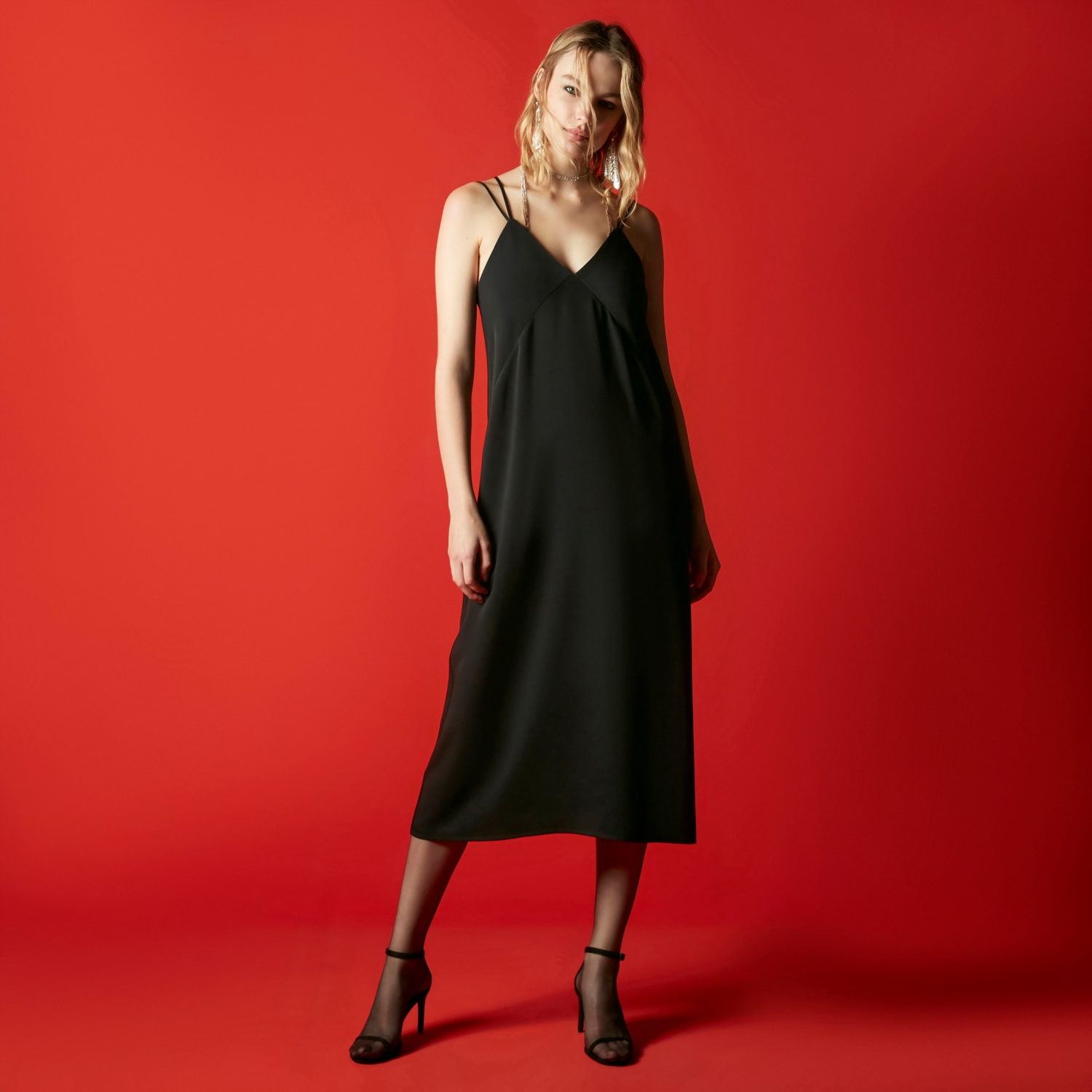 V YAKA ÇİFT ASKILI YIRTMAÇ DETAYLI MİDİ ELBİSE