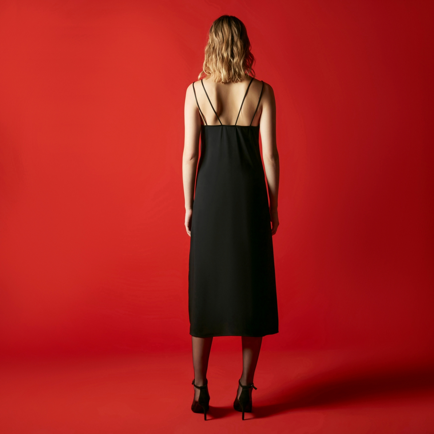 V YAKA ÇİFT ASKILI YIRTMAÇ DETAYLI MİDİ ELBİSE