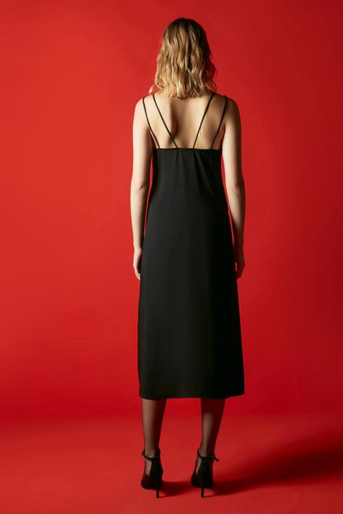  V YAKA ÇİFT ASKILI YIRTMAÇ DETAYLI MİDİ ELBİSE