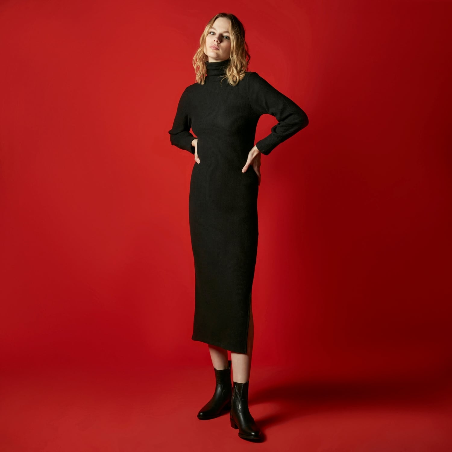 UZUN KOLLU DİK YAKA YIRTMAÇLI TRİKO UZUN ELBİSE