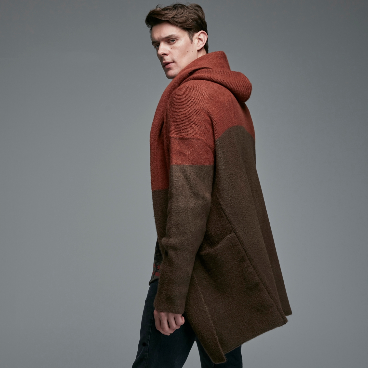 RENK BLOKLU KAPÜŞONLU TRİKO HIRKA