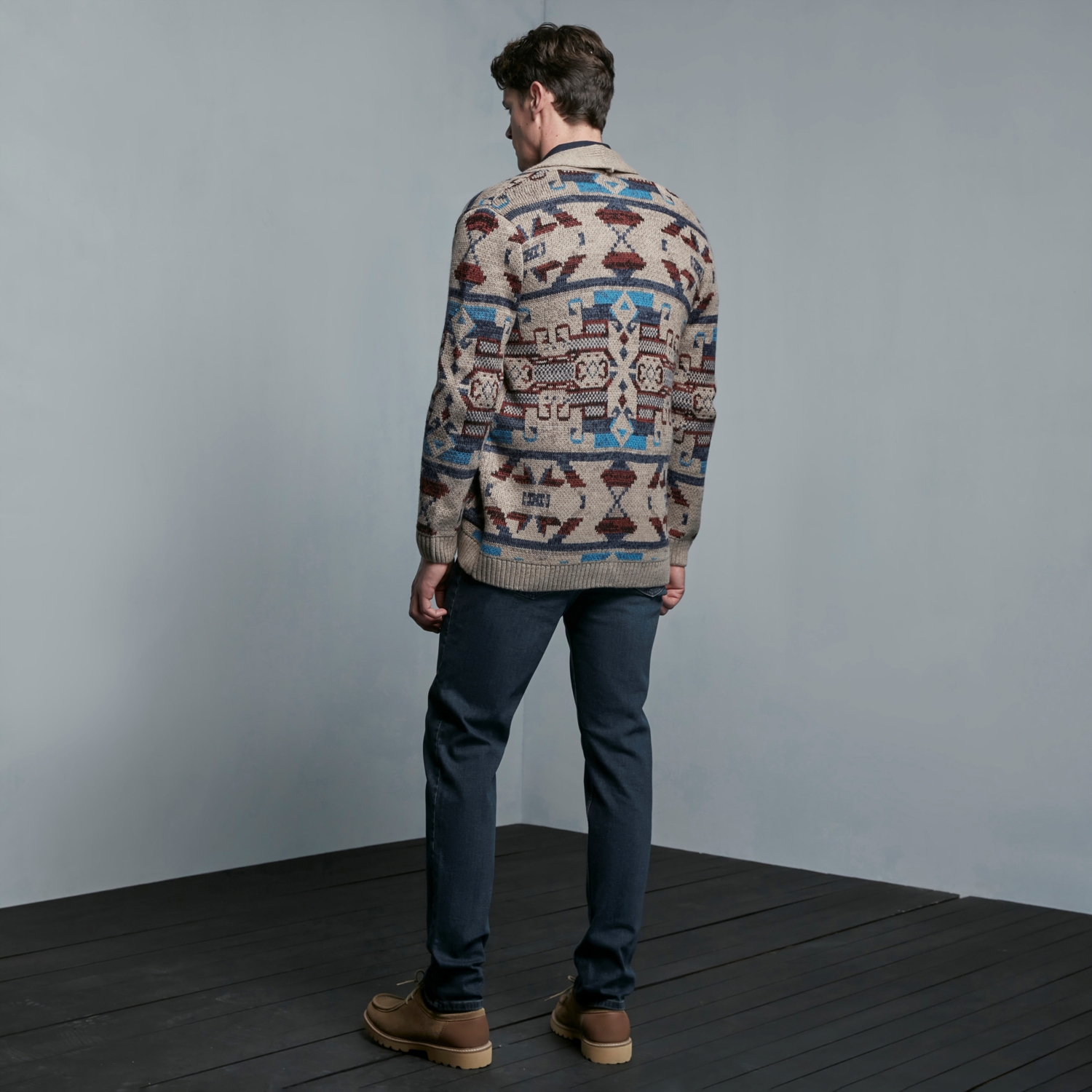 ŞAL YAKA DESENLİ TRİKO HIRKA