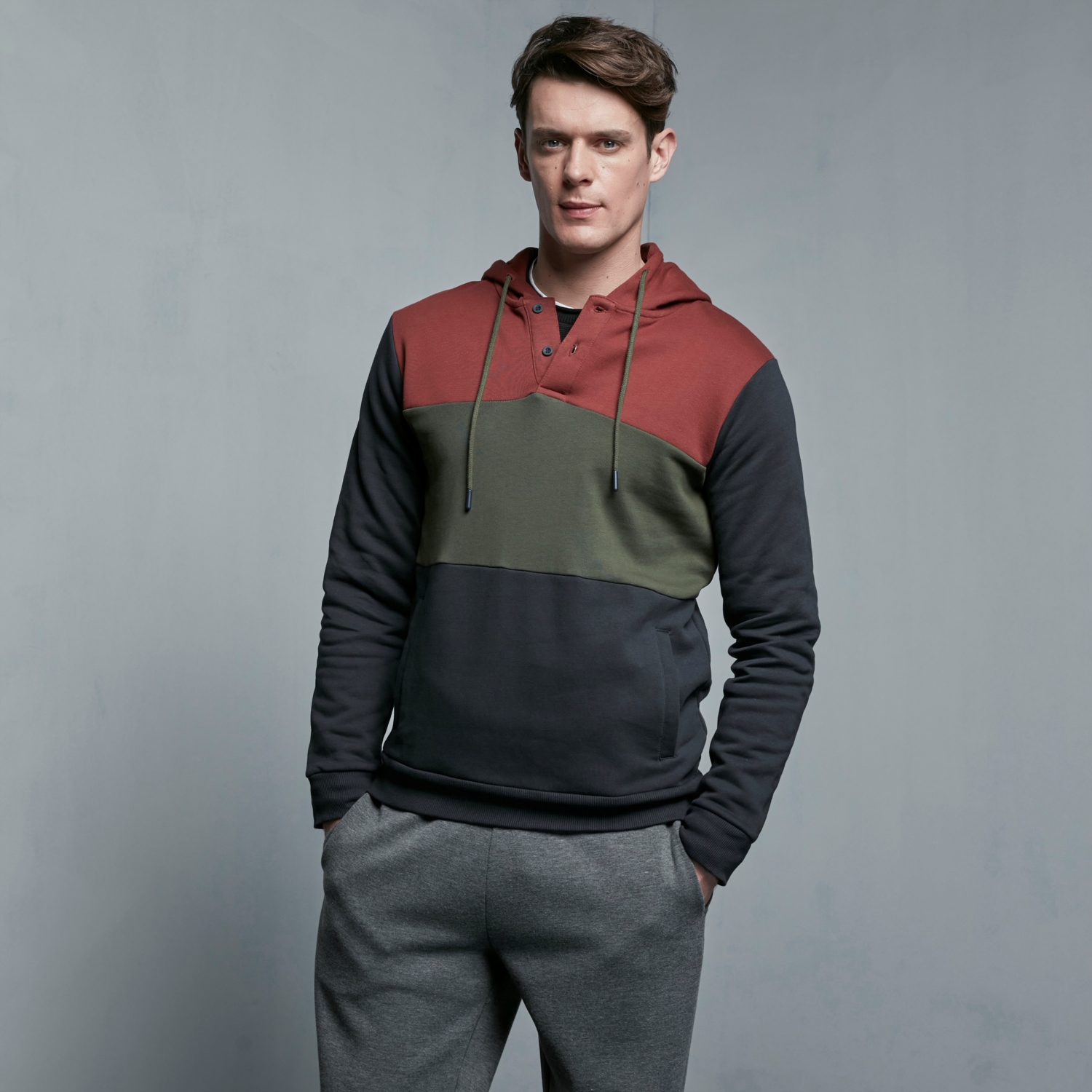 REENKLİ ŞERİTLİ KAPÜŞONLU SWEATSHIRT