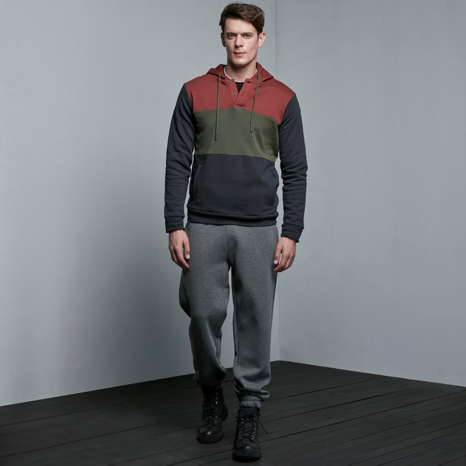 REENKLİ ŞERİTLİ KAPÜŞONLU SWEATSHIRT