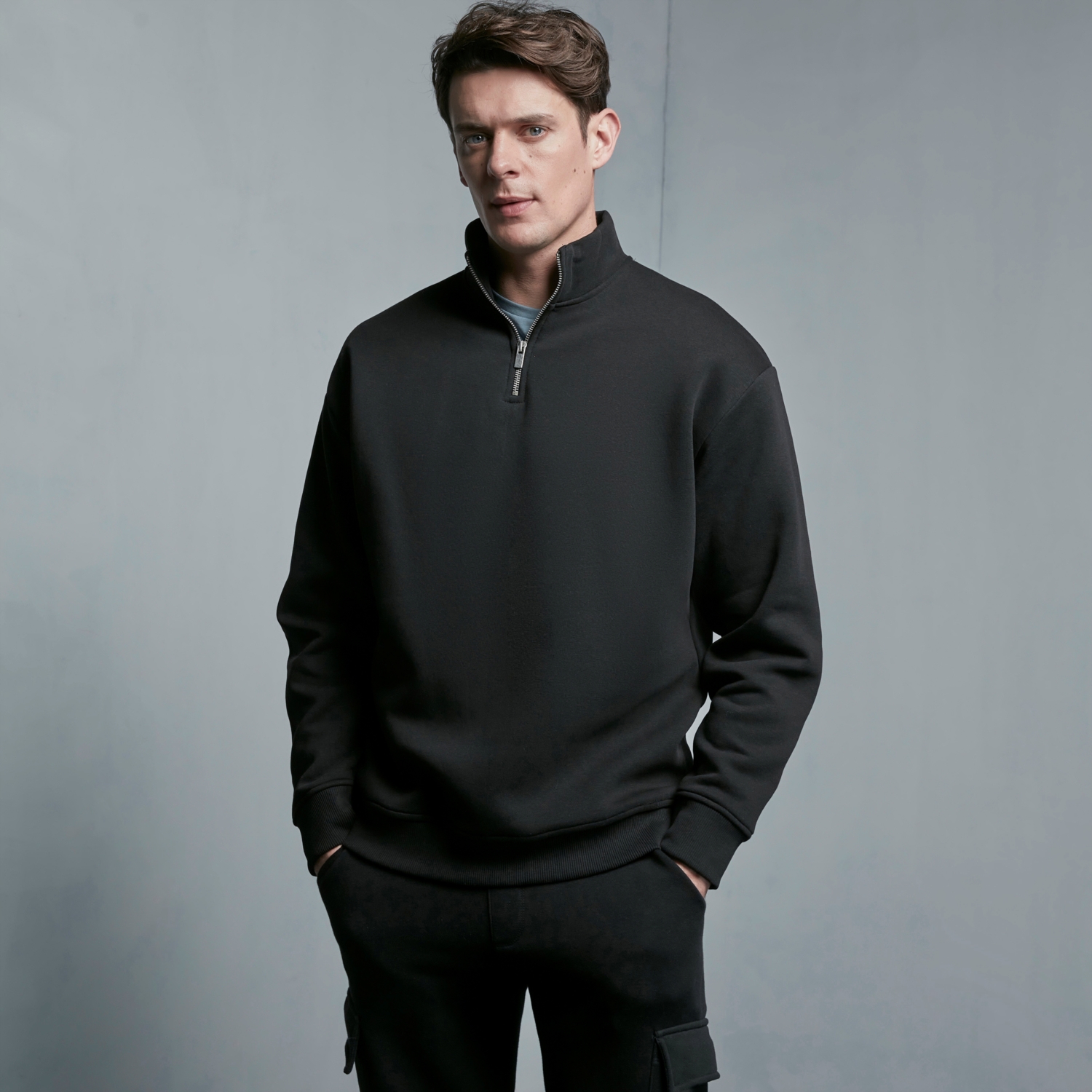 FERMUARLI DİK YAKA SWEATSHIRT