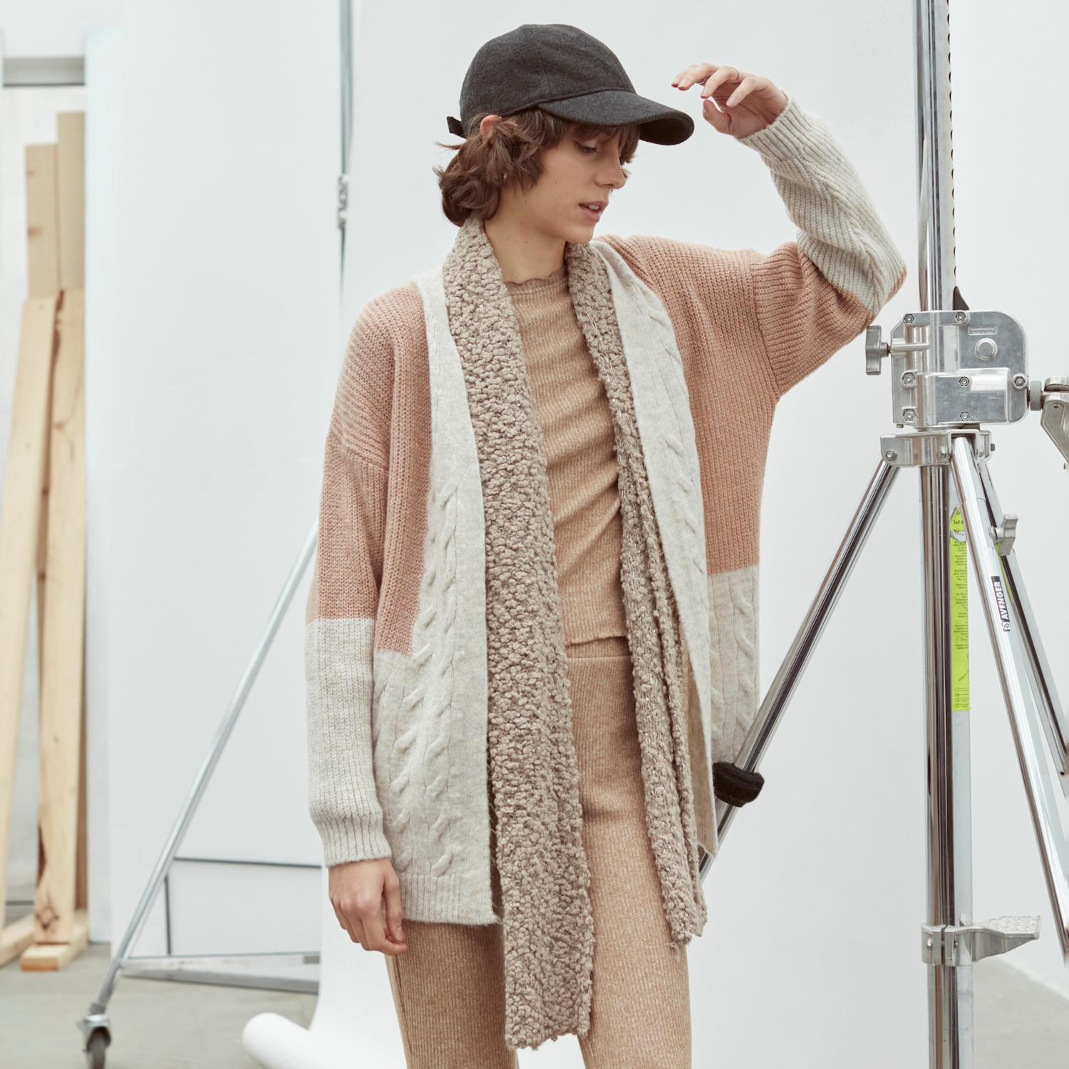 SAÇ ÖRGÜLÜ MİDİ TRİKO HIRKA