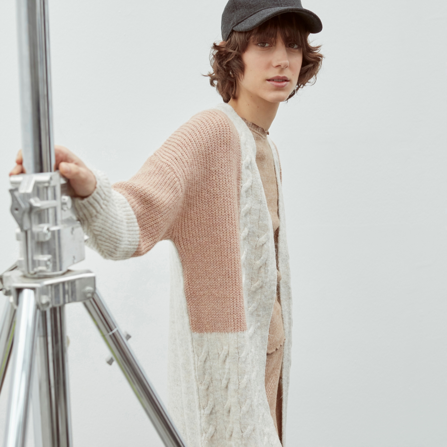 SAÇ ÖRGÜLÜ MİDİ TRİKO HIRKA