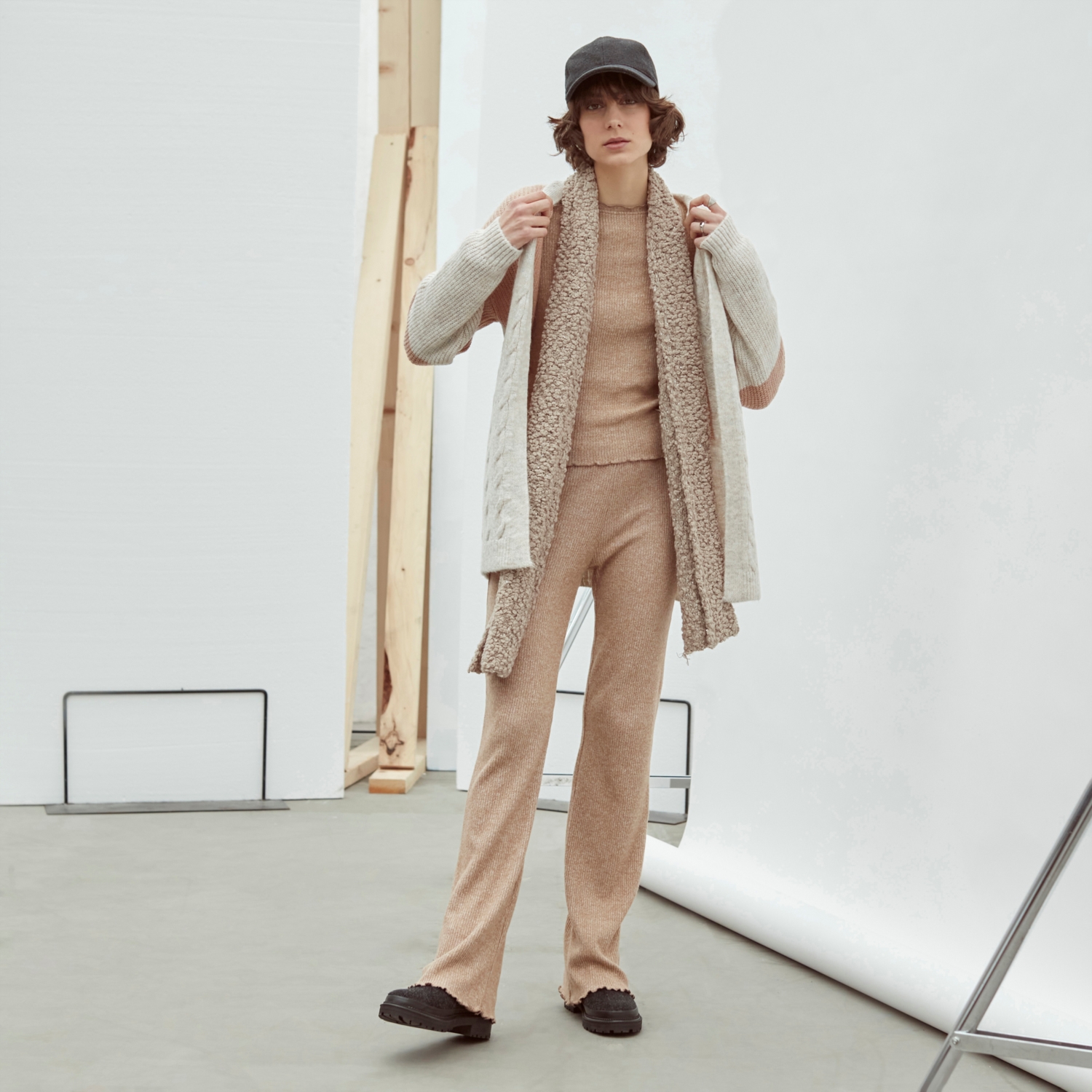 SAÇ ÖRGÜLÜ MİDİ TRİKO HIRKA