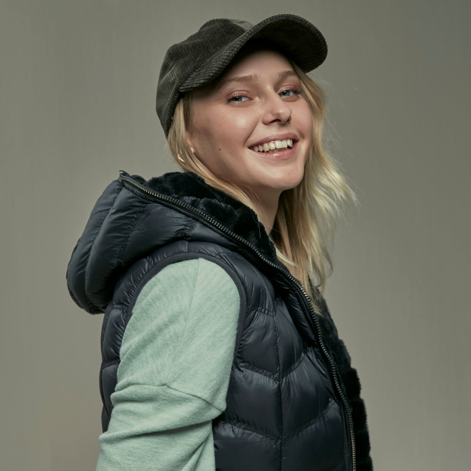 KAPÜŞONLU PELUŞ YELEK