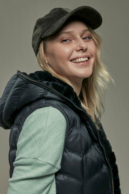  KAPÜŞONLU PELUŞ YELEK