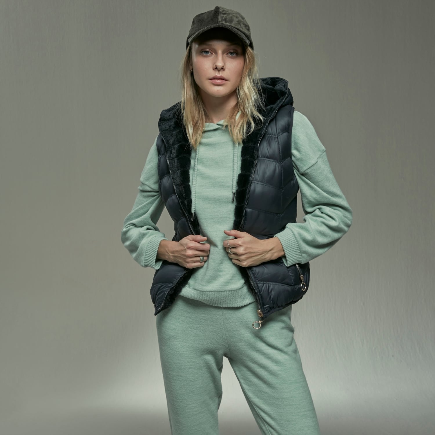 KAPÜŞONLU PELUŞ YELEK