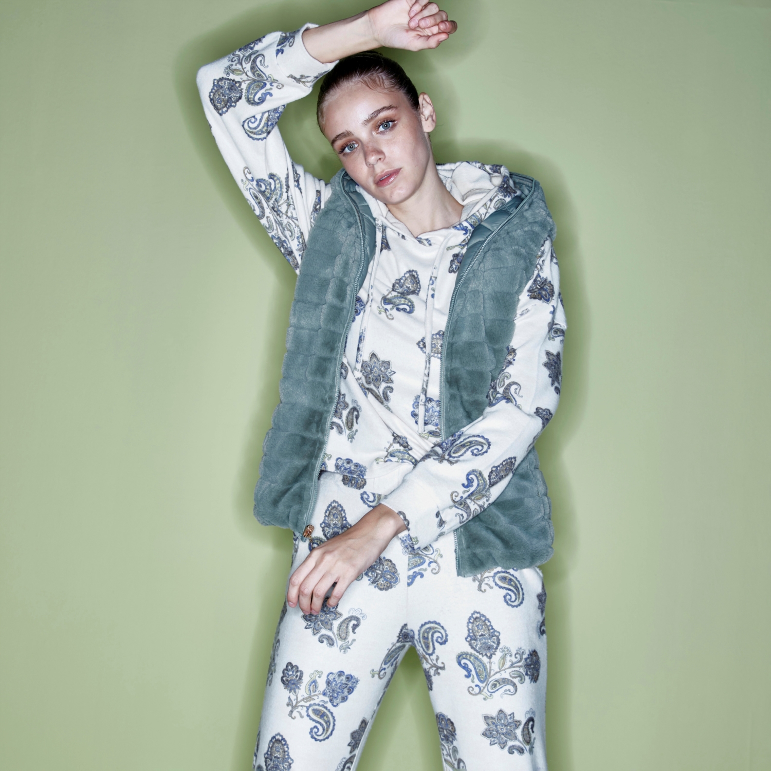 KAPÜŞONLU PELUŞ YELEK