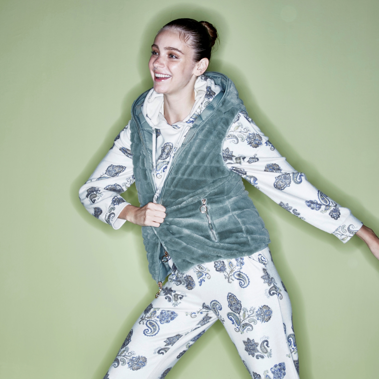 KAPÜŞONLU PELUŞ YELEK