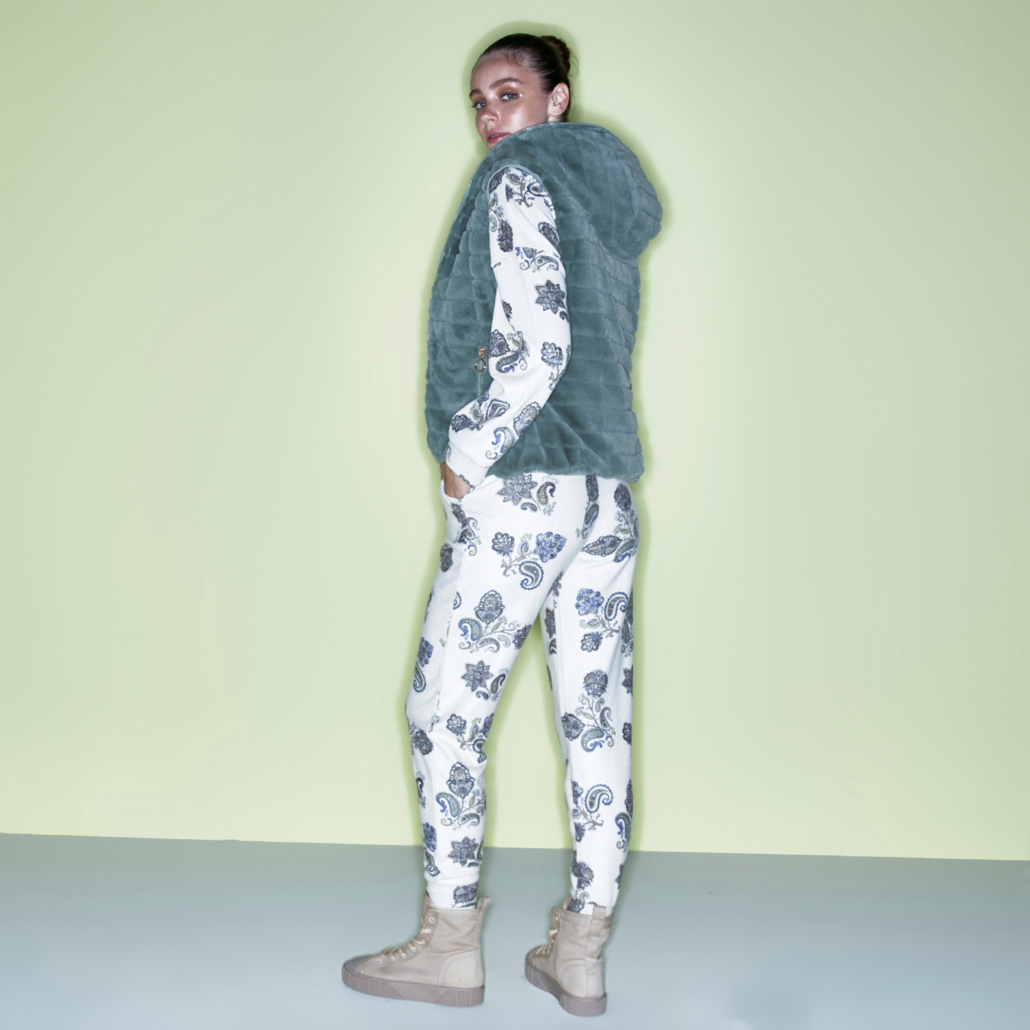 KAPÜŞONLU PELUŞ YELEK