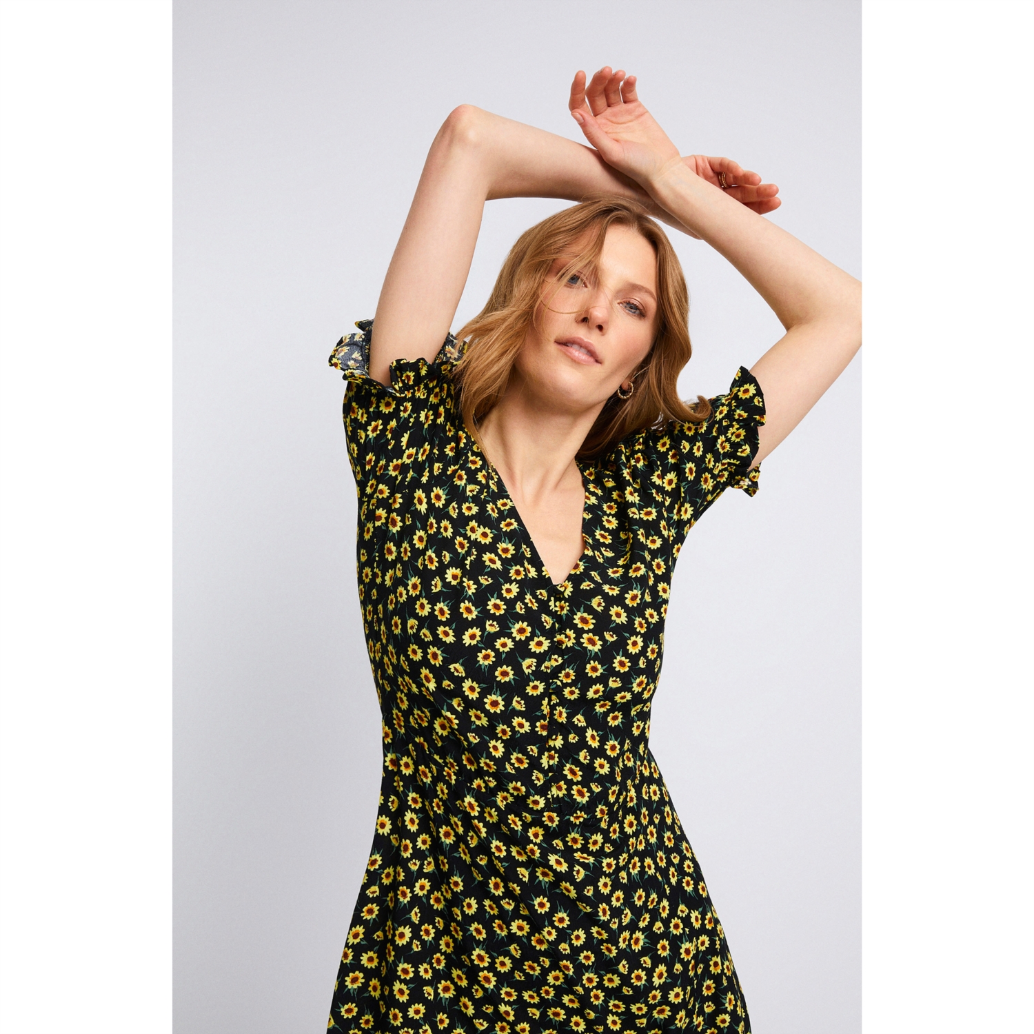 ÇİÇEK DESENLİ YIRTMAÇLI MİDİ ELBİSE