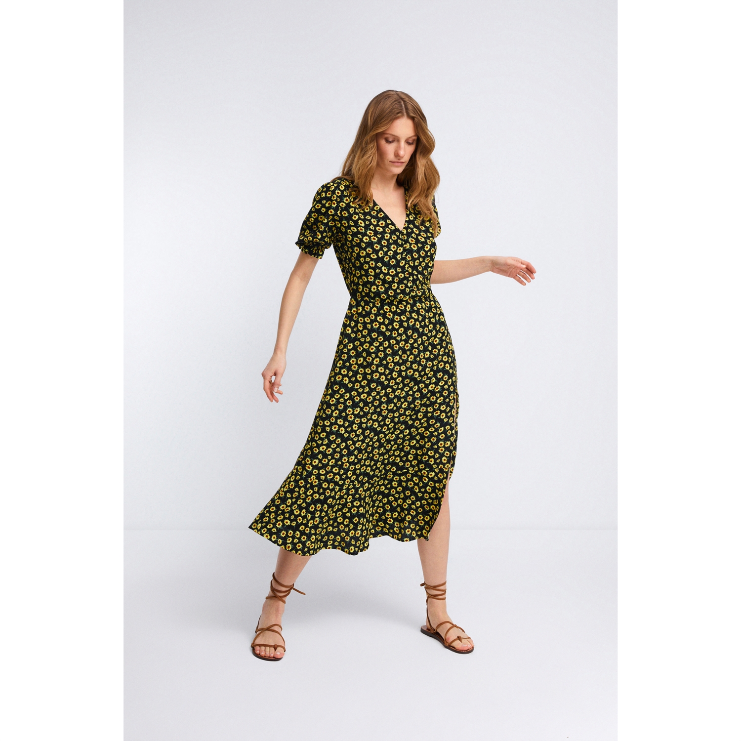 ÇİÇEK DESENLİ YIRTMAÇLI MİDİ ELBİSE