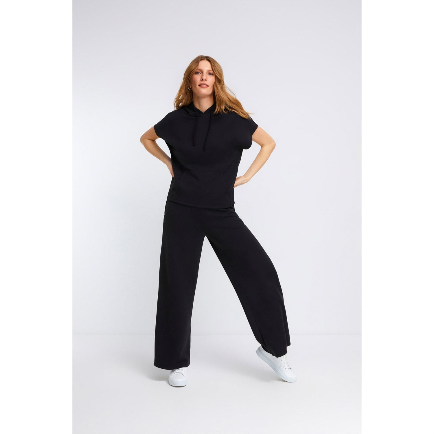 KAPÜŞONLU KISA KOLLU SWEATSHIRT