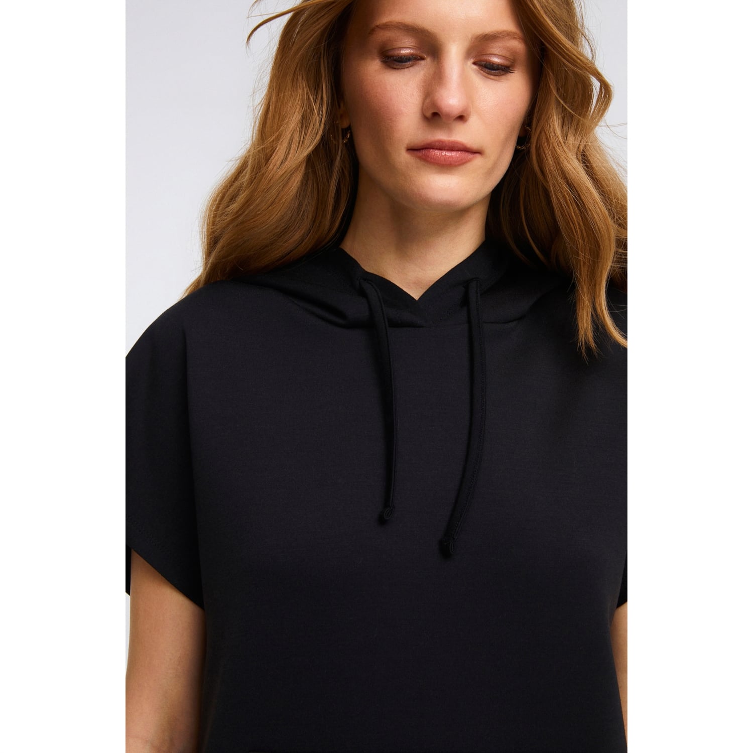 KAPÜŞONLU KISA KOLLU SWEATSHIRT