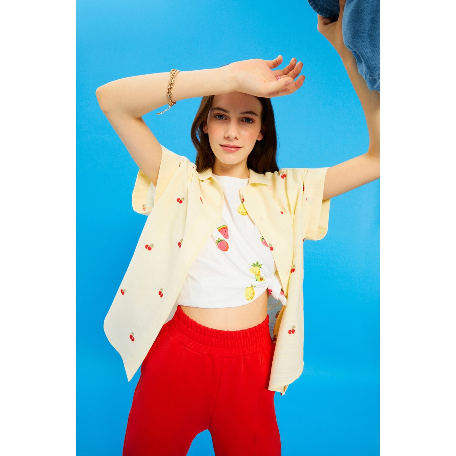 KİRAZ DESENLİ RESORT YAKA GÖMLEK