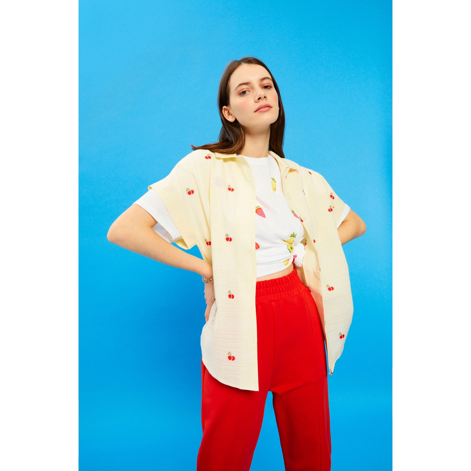 KİRAZ DESENLİ RESORT YAKA GÖMLEK