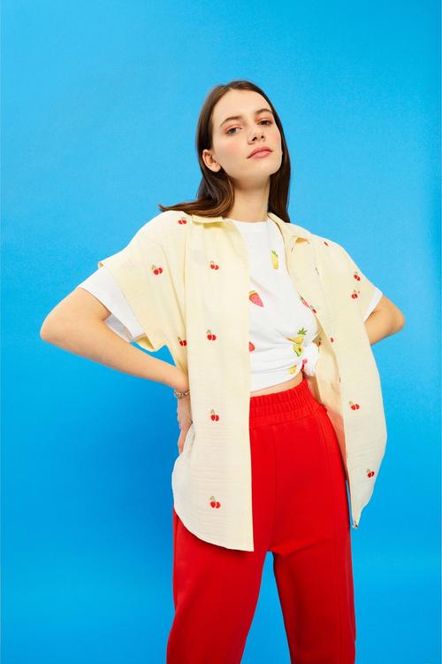  KİRAZ DESENLİ RESORT YAKA GÖMLEK