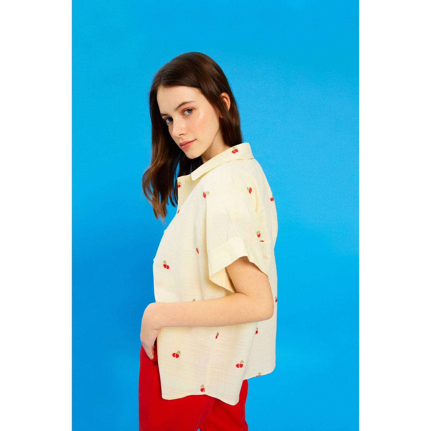 KİRAZ DESENLİ RESORT YAKA GÖMLEK