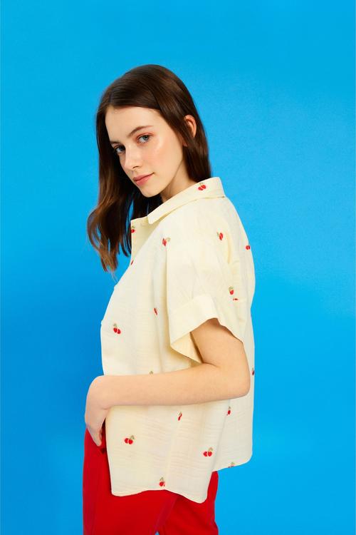  KİRAZ DESENLİ RESORT YAKA GÖMLEK