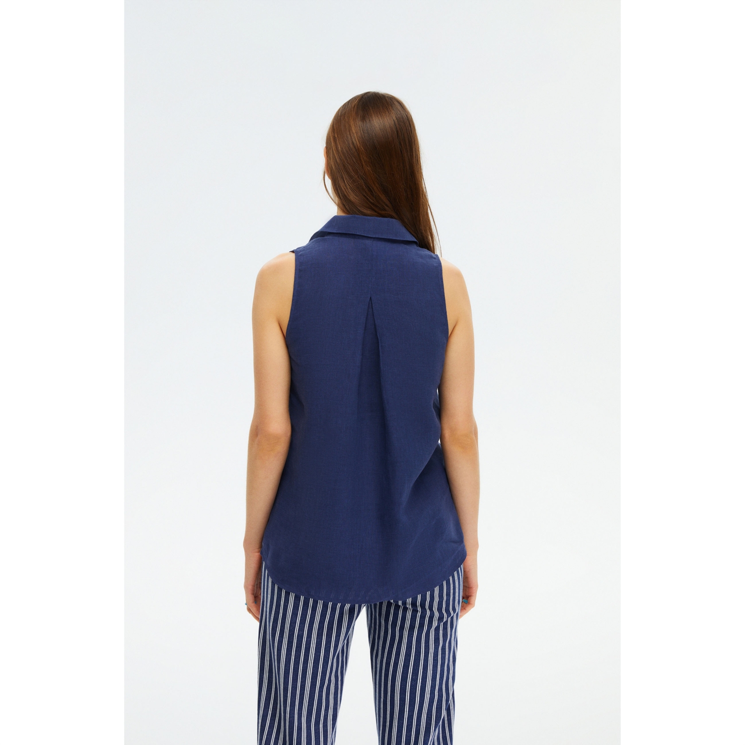 GİZLİ DÜĞMELİ KOLSUZ REGULAR FIT KETEN GÖMLEK