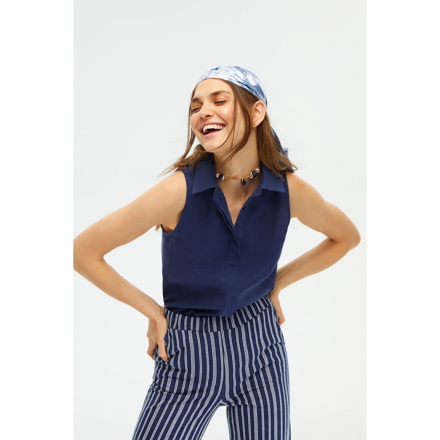 GİZLİ DÜĞMELİ KOLSUZ REGULAR FIT KETEN GÖMLEK