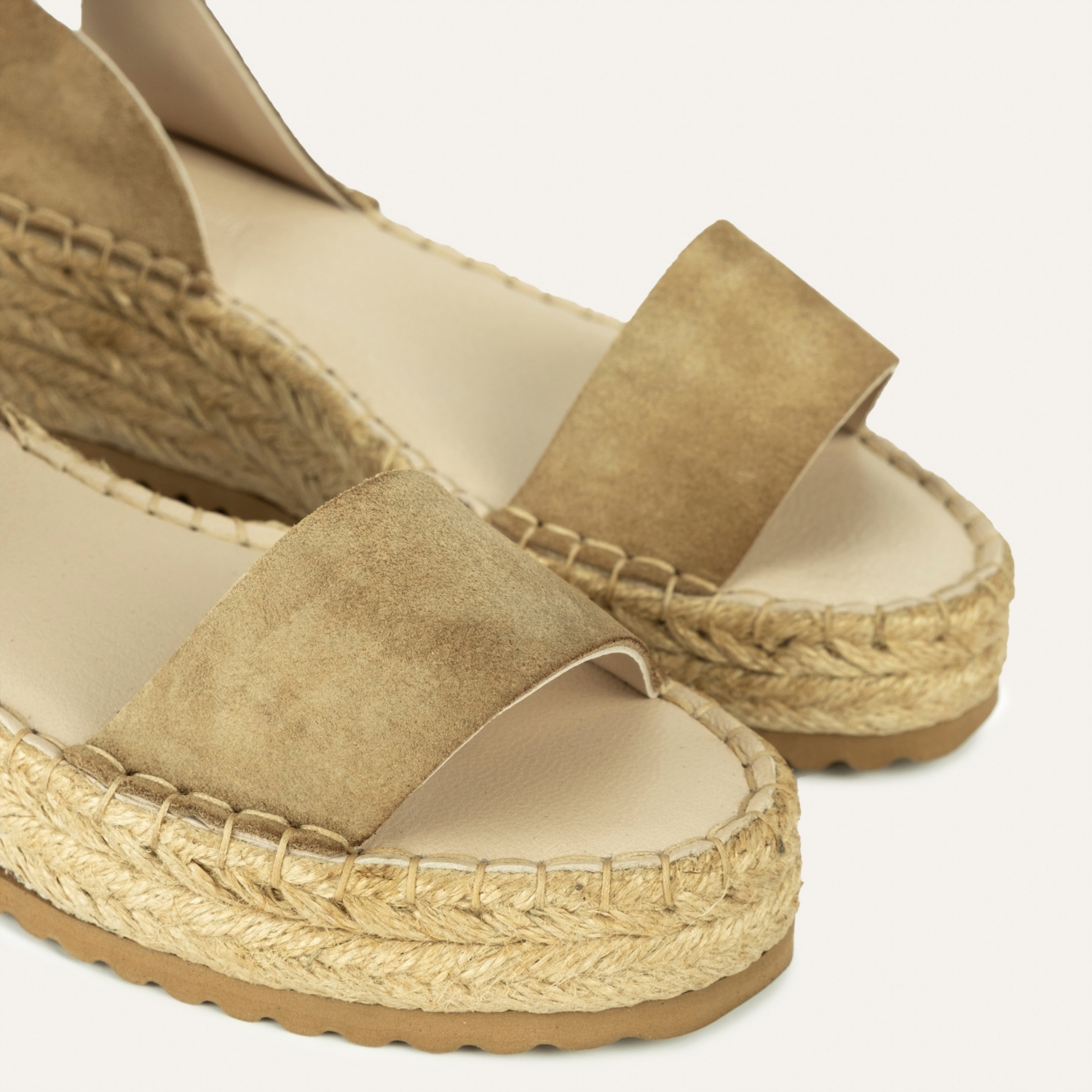 HASIR TABANLI BİLEKTEN BAĞLAMALI SANDALET