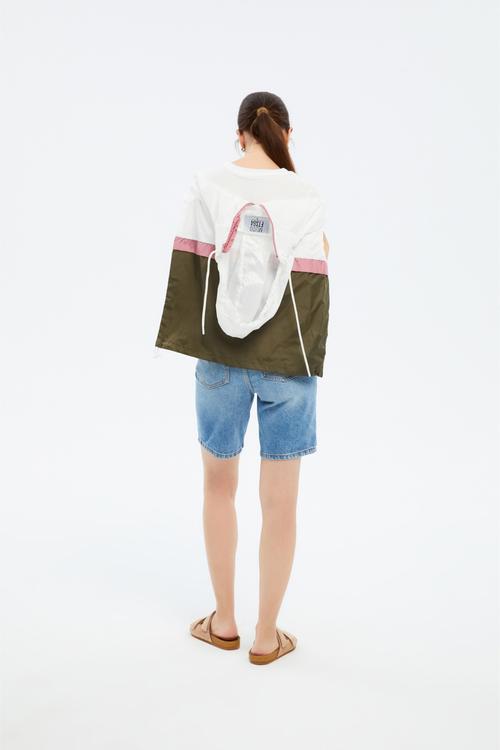  ÇANTAYA DÖNÜŞEBİLEN KAPÜŞONLU YAĞMURLUK