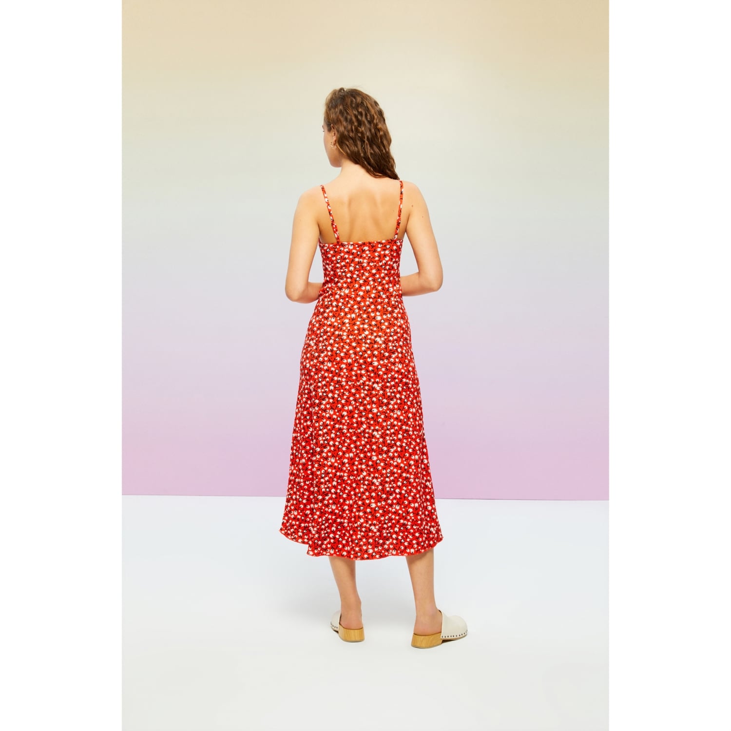 ÇİÇEK DESENLİ ASKILI MİDİ ELBİSE