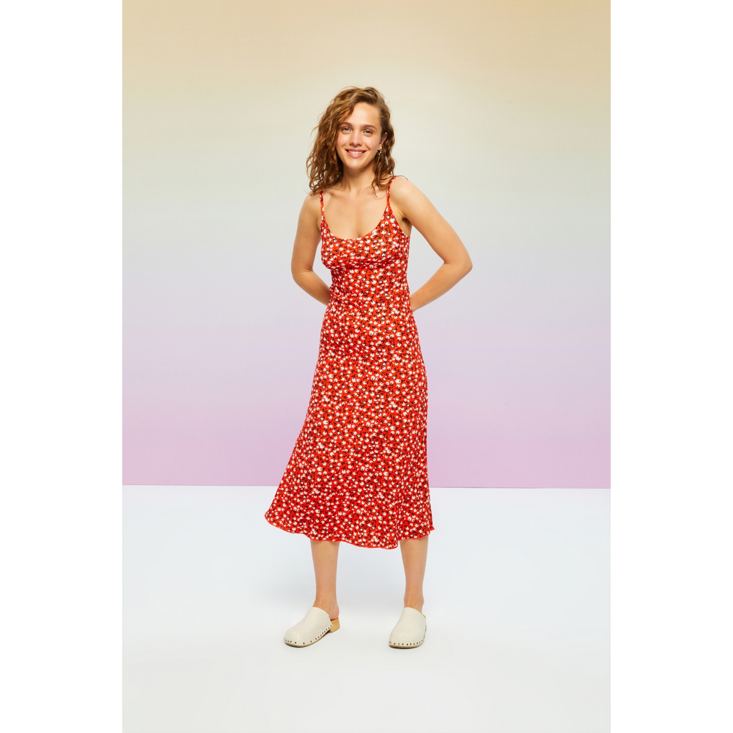 ÇİÇEK DESENLİ ASKILI MİDİ ELBİSE