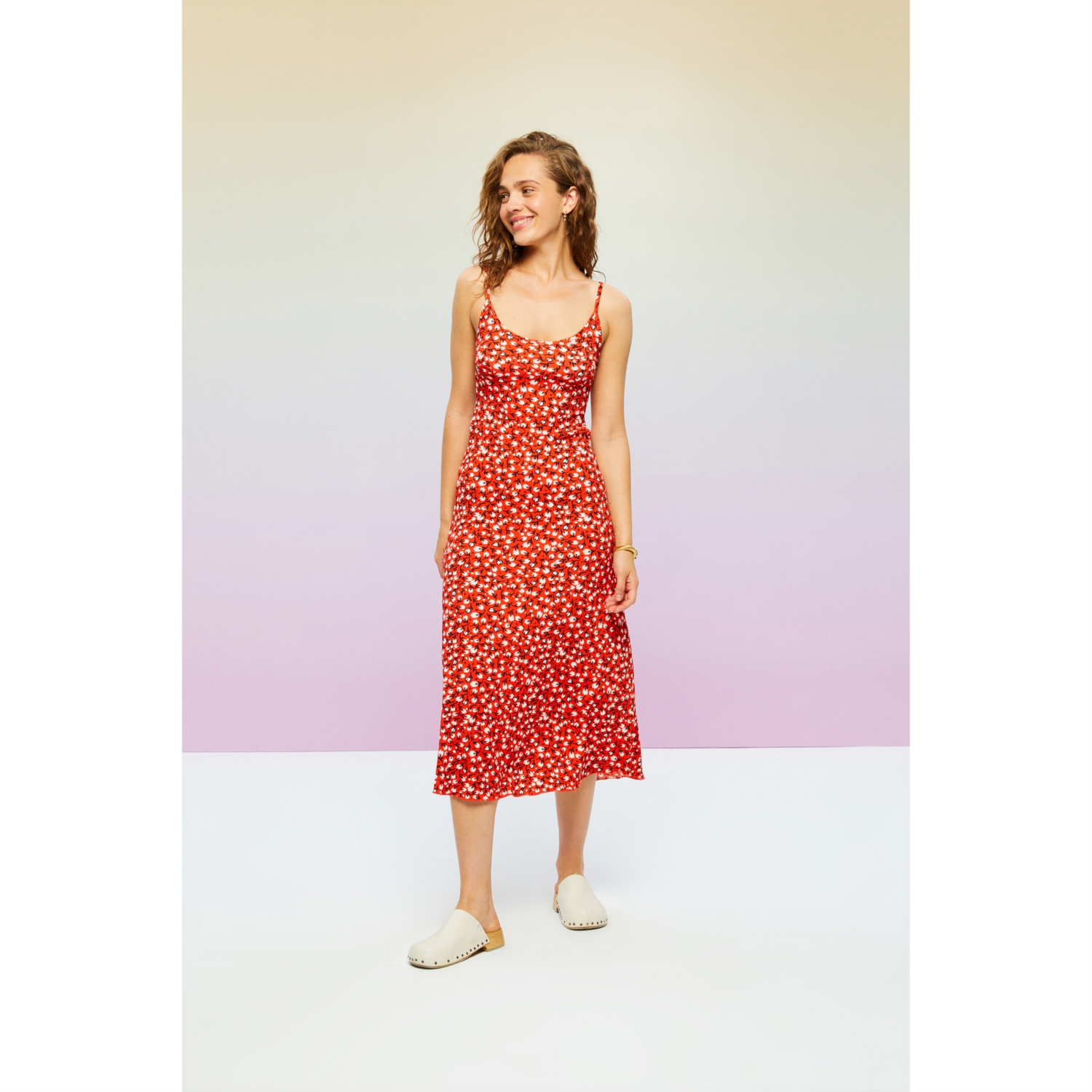 ÇİÇEK DESENLİ ASKILI MİDİ ELBİSE