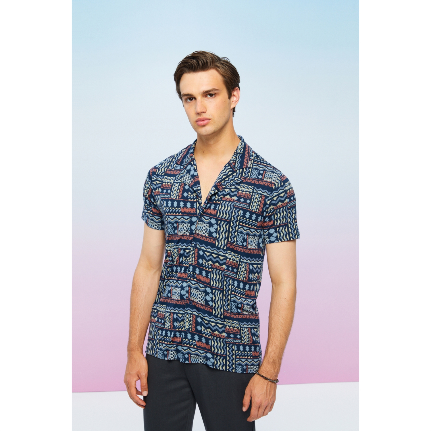 ETNİK DESENLİ KISA KOLLU REGULAR FIT GÖMLEK