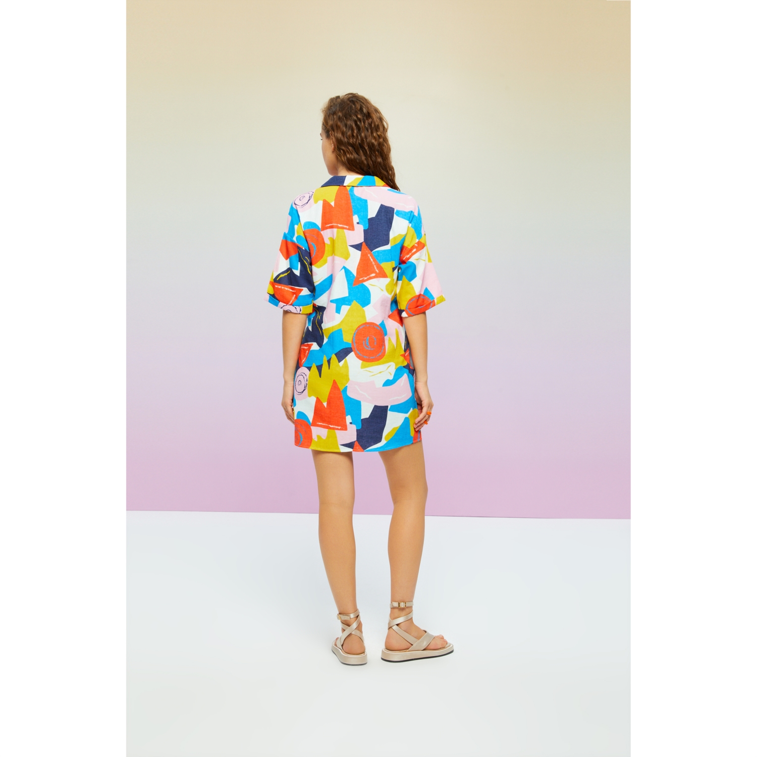 SOYUT DESENLİ MİNİ GÖMLEK ELBİSE