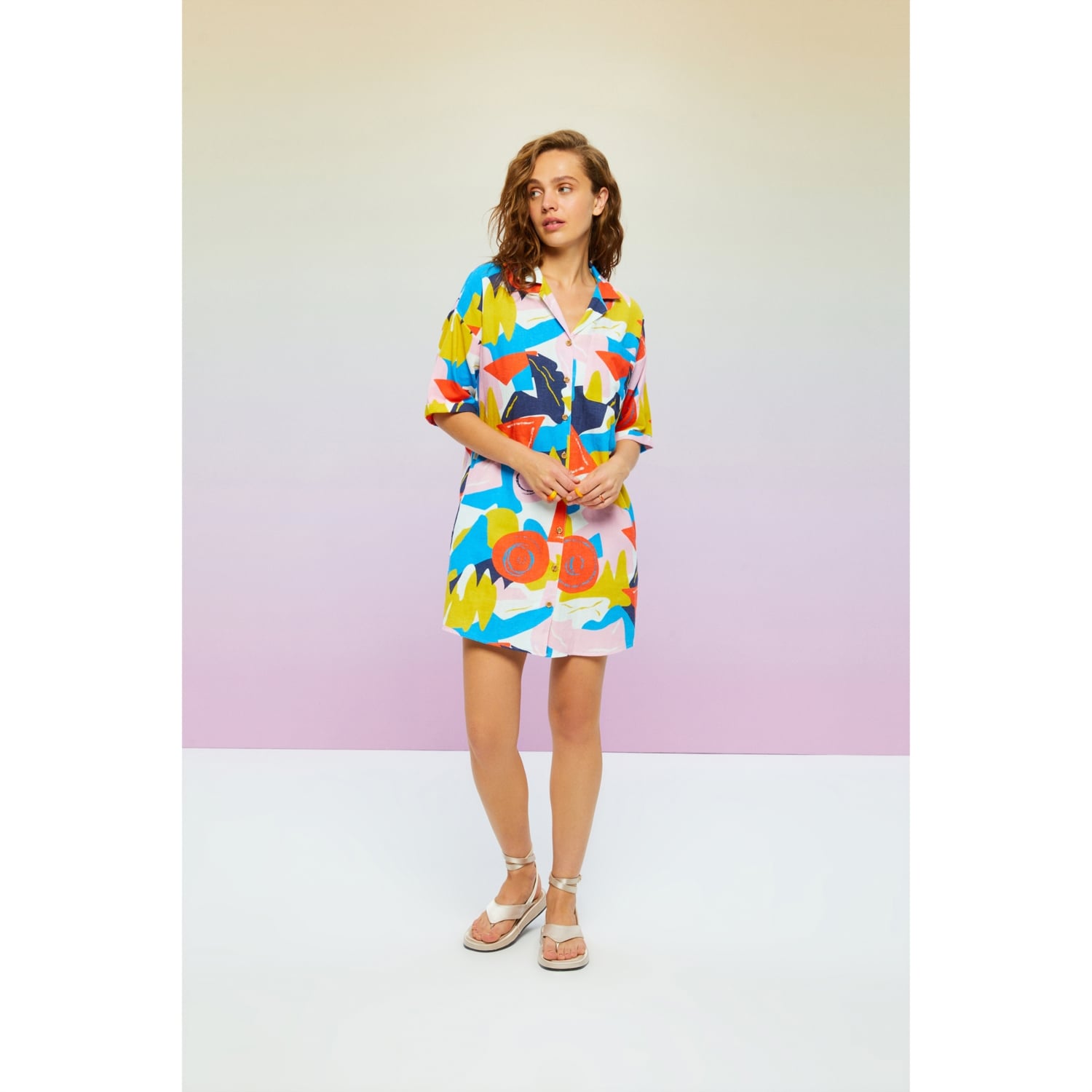 SOYUT DESENLİ MİNİ GÖMLEK ELBİSE