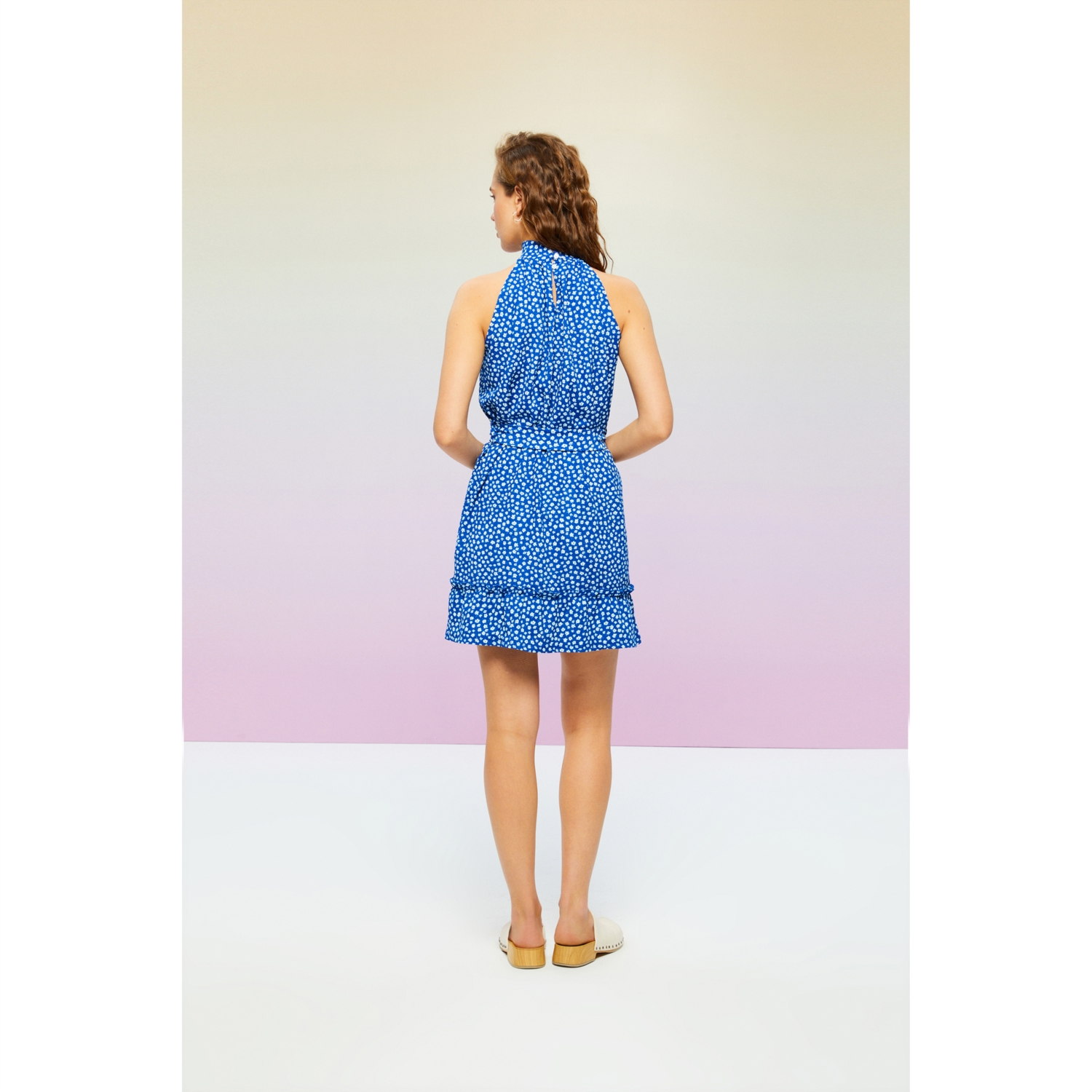 ÇİÇEK DESENLİ DİK YAKA KOLSUZ MİNİ KLOŞ ELBİSE