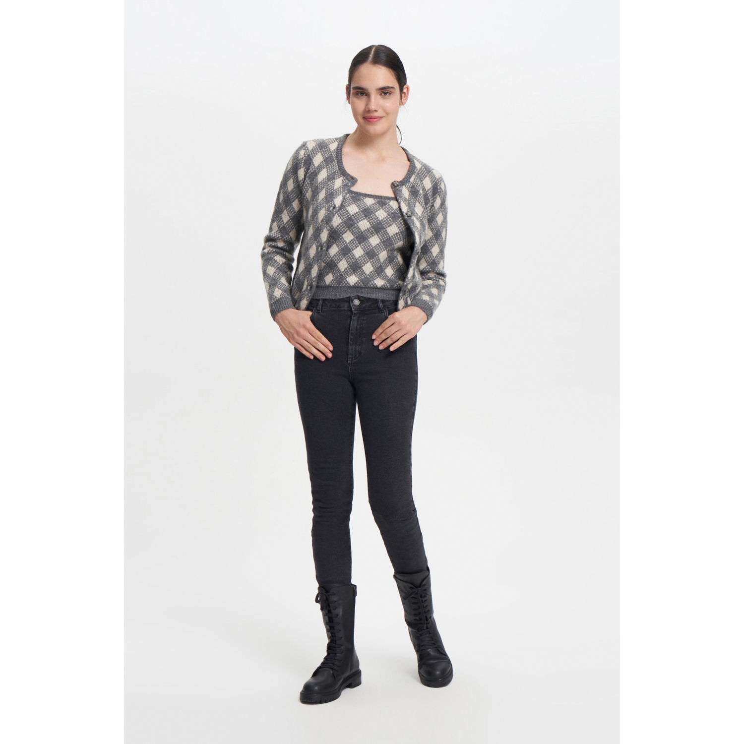 JAKARLI DÜĞMELİ HIRKA