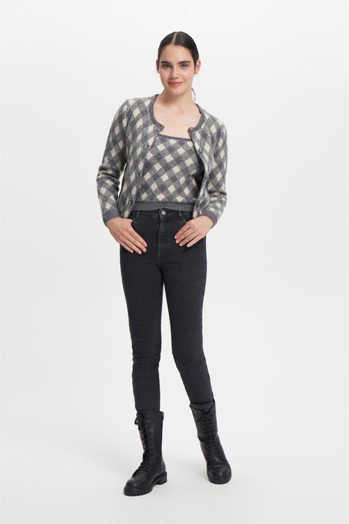  JAKARLI DÜĞMELİ HIRKA